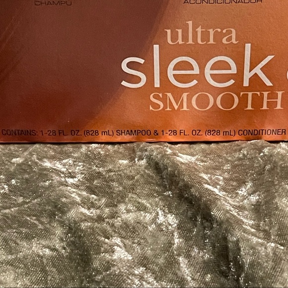 Suave Ultra Sleek & Smooth 48 Hr Frizz Control Shampoo & Conditioner Bundle 28oz - Picture 2 of 8